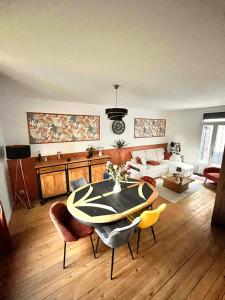 a living room with a table and chairs at Maison de caractère familiale in Béthisy-Saint-Martin