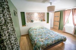 a bedroom with a bed in a room with green walls at Maison de caractère familiale in Béthisy-Saint-Martin