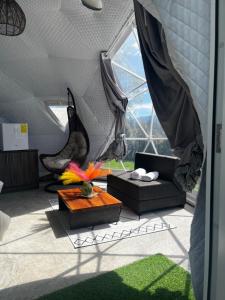 a room with a couch and a table in a tent at Quinta Paco de Lucía in Hacienda Santa Rosa
