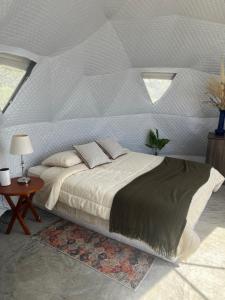a bedroom with a large bed and a table at Quinta Paco de Lucía in Hacienda Santa Rosa