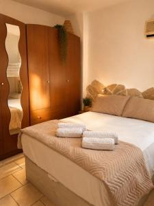 a bedroom with a bed with two towels on it at Refugio rural en Níjar con jardín privado barbacoa y solarium con vistas únicas in Níjar