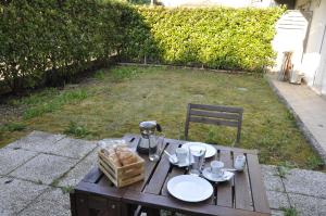 a wooden table with a basket of food on it at Appartamento moderno e spazioso con giardino privato in Selvazzano Dentro
