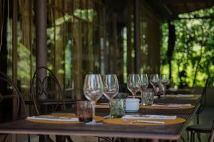a group of wine glasses sitting on a table at Hôtel O Mamma Mia in Lourmarin