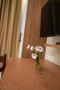 a vase of flowers sitting on top of a table at Summer Tale Rooms in Tale