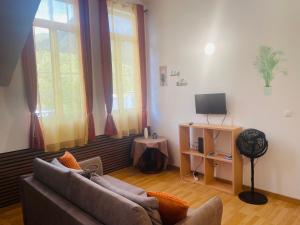 a living room with a couch and a television at Apartamento Centro das Furnas in Furnas