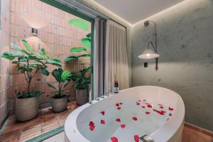 a bathroom with a tub with red hearts on it at Gres Apartments Medellin in Medellín
