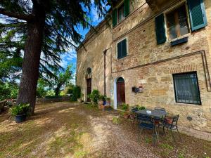 a table and chairs in front of a building at Appartamento I 2 Archi in Siena