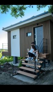 two people sitting on the stairs of a house at Posed pod hviezdami in Modra
