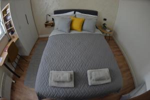 a bedroom with a large bed with two pillows at Ivy apartman Vršac in Vršac