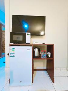 a microwave and a refrigerator in a room at فندق الجنوب Al janob hotel in Riyadh