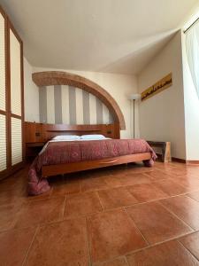 a bedroom with a bed in a room at Appartamento I 2 Archi in Siena