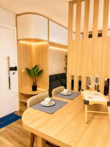 a living room with a wooden table and chairs at apartamento vitória 101 in Pomerode
