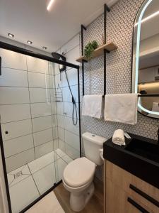 a bathroom with a toilet and a shower at apartamento vitória 101 in Pomerode