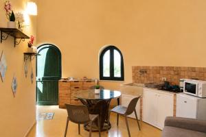 a kitchen and dining room with a table and chairs at S&S - Marino's Resort in Petrosino