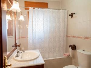 a bathroom with a sink and a toilet and a shower at Casa Dorrego Toledo in Cabañas de la Sagra +13 photos