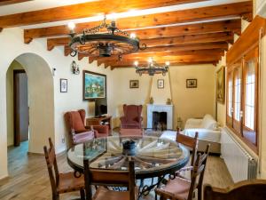 a living room with a table and chairs at Casa Dorrego Toledo in Cabañas de la Sagra