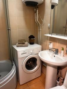 a bathroom with a washing machine and a sink at City Relax 2 in Bălţi