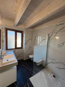 a bathroom with a sink and a toilet at Casa Gloria in Zelbio