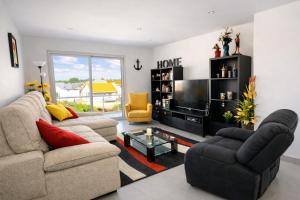 a living room with two couches and a tv at Bela Baïa in Salir de Porto