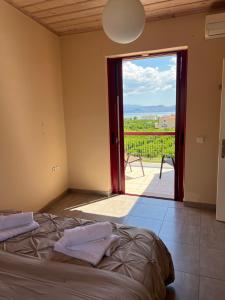 a bedroom with a bed and a sliding glass door at La Casa Del Cuore in Kiveri