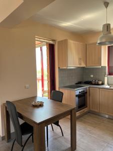 a kitchen with a wooden table and chairs in a room at La Casa Del Cuore in Kiveri