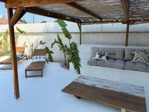 a living room with a couch and a table at studio indépendant dans une villa in Aimargues