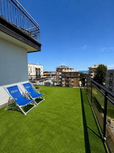 ein Balkon mit einer Hängematte an der Seite eines Gebäudes in der Unterkunft Hotel Aldebaran - Ideale per Gruppi - Marina Centro in Rimini