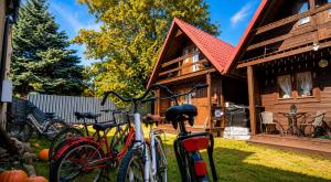 a group of bikes parked in front of a house at u HELanki - Domki letniskowe przy samej plaży - Kuźnica in Kuźnica
