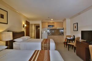 Η κουζίνα ή μικρή κουζίνα στο Crown Regency Suites Mactan