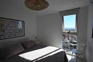 a bedroom with a bed and a window with a view at ALOHA Güemes Premium, 2 dorm con Vista a las Sierras in Córdoba