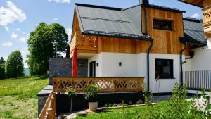 a house with a solarium on the front of it at das korda - Ferienhaus & Sommercard in Ramsau am Dachstein