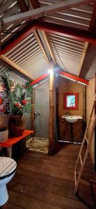 a room with a bathroom with a sink and a ladder at Oasis 56 Aéroport Tontouta in La Tontouta