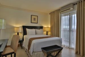 Ένα ή περισσότερα κρεβάτια σε δωμάτιο στο Crown Regency Suites Mactan