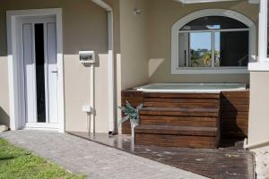 a bath tub sitting on the side of a house at Cassa Dunnage At Pezula in Knysna