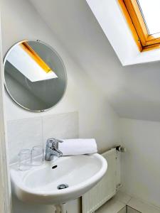 a bathroom with a sink and a mirror at ANKERHUUS Norddeich in Norddeich