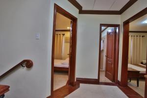 Ένα ή περισσότερα κρεβάτια σε δωμάτιο στο Crown Regency Suites Mactan