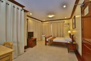 Ένα ή περισσότερα κρεβάτια σε δωμάτιο στο Crown Regency Suites Mactan