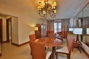 Χώρος καθιστικού στο Crown Regency Suites Mactan