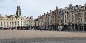 a city square with buildings and people walking around at Appartement proche Université Arras, parking gratuit et privé in Arras