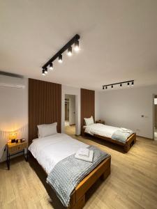 two beds in a room with two beds sidx sidx sidx at Woodland Retreat in Ampoiţa
