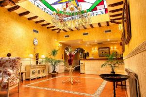 ein großes Wohnzimmer mit einer Decke mit Kronleuchter in der Unterkunft Hotel Real Castillo in La Guardia
