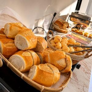 a bunch of loaves of bread in baskets on a table at Hotel Blox Sorriso in Sorriso