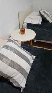 a table with a donut on it next to two beds at Departamento Salomé in Eduardo Castex
