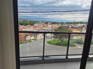 a window with a view of a city street at Lírio-da-paz in Cachoeira Paulista