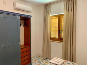 a bedroom with a bed and a dresser and a window at Residence Antigua in Bonifati
