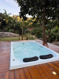 a swimming pool on a wooden deck at Chalé das Pedras - Domingos Martins in Domingos Martins