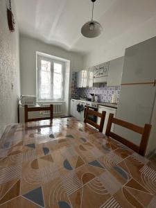 a kitchen with a large wooden floor with a table and chairs at Abeilles in La Chaux-de-Fonds