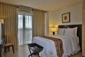 Ένα ή περισσότερα κρεβάτια σε δωμάτιο στο Crown Regency Suites Mactan