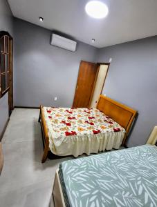 a bedroom with two beds in a room at Casa no centro de Guapimirim, ar condicionado, piscina, churrasqueira, tranquilidade in Guapimirim +29 photos