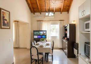 a kitchen and dining room with a table and chairs at Casa Premium con Cochera en Mendoza Ideal Familias Hasta 7 pers in Mendoza